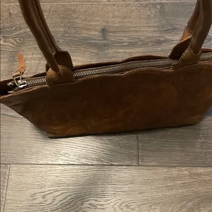 Leaders in Leather Light Brown Leather Shoulder Bag w/ Floral Western Design thumbnail 2