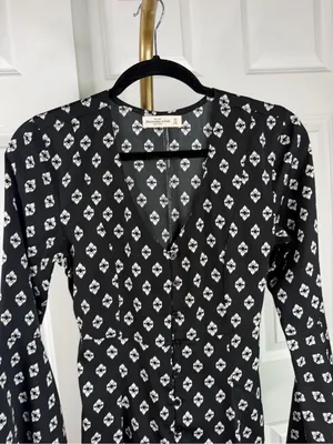 Abercrombie & Fitch XS Black Geometric Print Bell Sleeve Mini Dress thumbnail 3