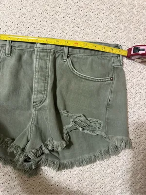 We The Free Womens Shorts 31 Army Green Mid Rise Button Fly Cut Off Denim thumbnail 3