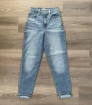 Levi’s Mom Jeans High-Rise thumbnail 2