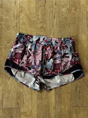 Lululemon Hotty Hot Short II *2.5" Lush Lillies Multi / Black Size 8 thumbnail 3