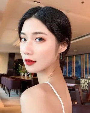 Elegant Teardrop Emerald Dangle Drop Earrings for Women thumbnail 4