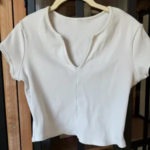 ALO yoga ribbed cropped tee Savvy short sleeve top workout split vneck white thumbnail 2