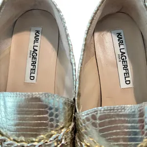 Karl Lagerfeld Paris Elsa Gold Metallic Snakeskin Chain Loafers Womans 9M thumbnail 3