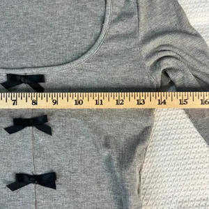 Dazy Womens Gray Ribbed Long Sleeve Crop Top Black Bow Detail‎ Scoop Neck Size M thumbnail 2