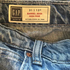 Gap High Rise Barrel Leg Jean - size 31/12R thumbnail 5