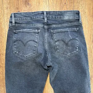 Levis 711 Skinny Jeans‎ Womens 26x28 Distressed Faded Black Denim Pants Grunge thumbnail 10