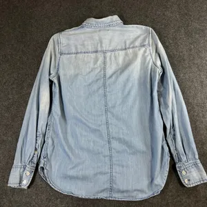 J.Crew Womens‎ Light Wash Chambray Denim Button Down Shirt Size 4 Long Sleeve thumbnail 2