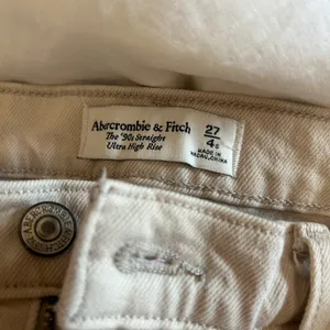 Abercrombie & Fitch Women's - Ultra High Rise 90s Straight Jeans thumbnail 2