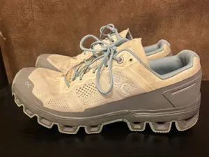 On Cloud Women’s size 9 thumbnail 2