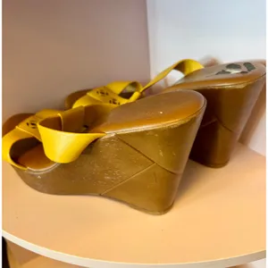 Contessa Yellow‎ Leather Laser Cut T-Strap Platform Wedge Sandals Size 8M Italy thumbnail 3