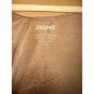 SKIMS Arm Shaper Sleeves Tan Open Bust Compression Slimming Shrug Beige Sz M thumbnail 2