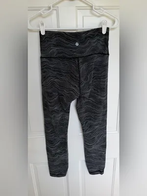 Lululemon Wunder Under Crop Leggings Size 4 Black White‎ Wave Print thumbnail 2
