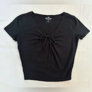 Hollister Co. Short Sleeve Keyhole Tie Cropped Tee - Black - S thumbnail 1