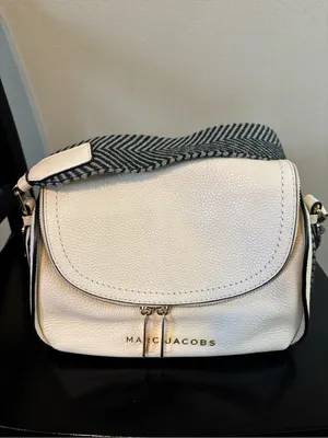 Marc Jacobs Beige Pebbled Leather Messenger Bag Chevron Web Strap Like New thumbnail 4