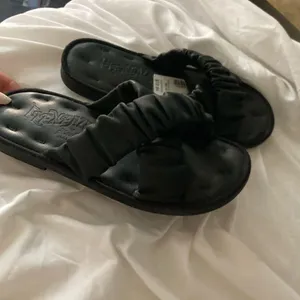 Black Crisscross Slip Ons Size 7 thumbnail 10