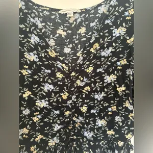 American Eagle Floral Ruffle Hem 3/4 Sleeve Top Size Small thumbnail 9