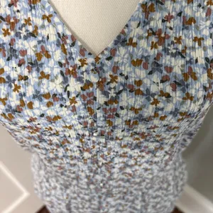 Market & Spruce Smocked Dress Medium Blue White‎ Floral Short Sleeve V-Neck thumbnail 2