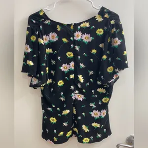 LOFT Black Floral Short Sleeve Blouse Top with Back Zipper Size 8 thumbnail 2