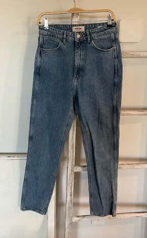 Wrangler Highrise Mom Jeans Size 10/30 Medium Wash 12” Rise 27” Inseam EUC thumbnail 1