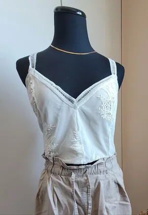 Elegant White And Off White Lace Top Cropped SRV X FTF Sz 1 NWT thumbnail 1