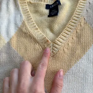 Women's Izod Argyle Cream Knit V-Neck Sweater Size Medium thumbnail 6