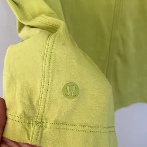 Boxy crewneck Lululemon tee shirt. Size 10 (?) thumbnail 3