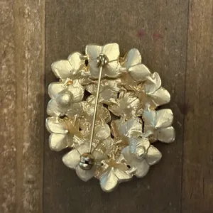 Vintage brushed gold tone floral brooch thumbnail 5
