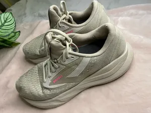 NEW Brooks Adrenaline GTS 24 Women's Running Shoes - Beige - Size 8 thumbnail 4