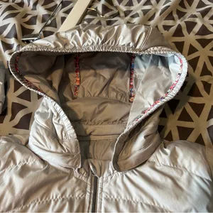 Lululemon Spring Fling Puffy Windbreaker Silver Spoon Ruffle Trim Hooded Size 6‎ thumbnail 11