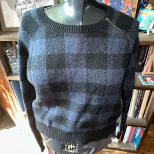 Banana Republic blue & black checked L cropped sweater thumbnail 1