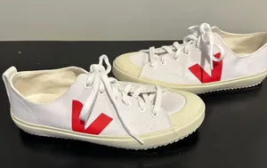 VEJA Sneakers thumbnail 1