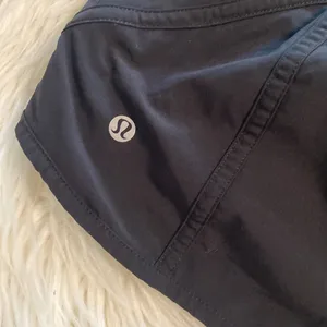 Lululemon Short size 6 Black Athletic Shorts excellent condition thumbnail 4