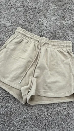H&M Shorts thumbnail 1