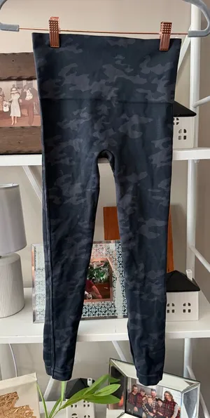 💕 2/$35 💕 NWOT Spanx Booty Boost Active 7/8 Leggings in camo, size XS. thumbnail 1
