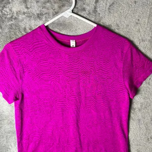 Lululemon Train to Be Seamless Short‎ Sleeve T-Shirt Ripple Wave Purple Size 6 thumbnail 4