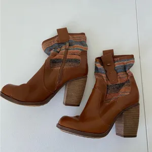 Arizona Jeans women’s patterned fabric heeled‎ ankle boots — size 7.5 thumbnail 4