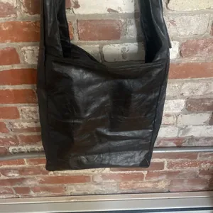 IIDA Black Faux Leather Large Zipper Tote Bag thumbnail 2