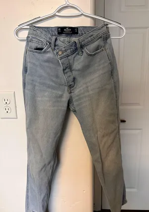 Hollister Jeans Mom Ultra High-Rise thumbnail 1