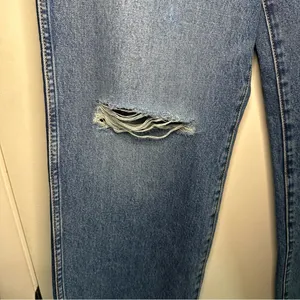 Wrangler Women’s High Rise Relaxed Mom Jeans. Medium Wash. Size 27. thumbnail 6