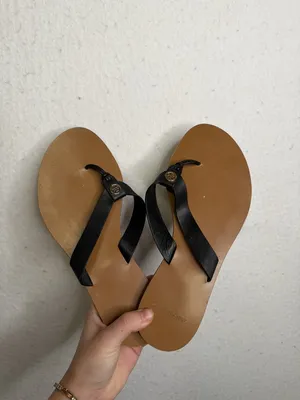 Tory Burch Size 6 Leather Thong Sandals with Gold Hardware thumbnail 2