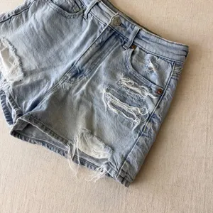American Eagle Mom Short‎ Light Wash Distressed Rainbow Sunshine Denim Size 2 thumbnail 5