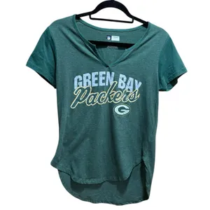 NFL Team Apparel Green Bay Packers Women’s Hi-Lo V-Neck Tee Green Small thumbnail 1