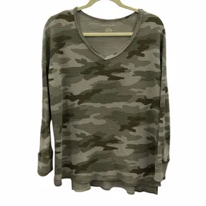 American Eagle Waffle Knit Thermal Green Camouflage V Neck Top Womens Medium thumbnail 6
