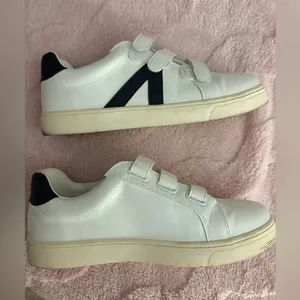 MIA izzie sneakers thumbnail 1