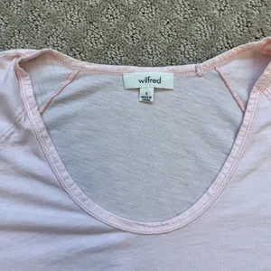 Aritzia Wilfred Scoop Neck Short Sleeve T Shirt Light Pink Rolled Hem Size Small thumbnail 2