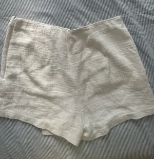 NWT Abercrombie Women's White Textured High-Rise Skort thumbnail 1