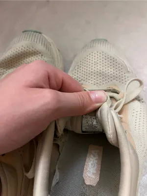 cream-colored HOKA Arahi 7 running sneakers size 7 thumbnail 4