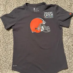 CLEVELAND BROWNS Womens Nike T-Shirt Crucial Catch Intercept Cancer size small thumbnail 1