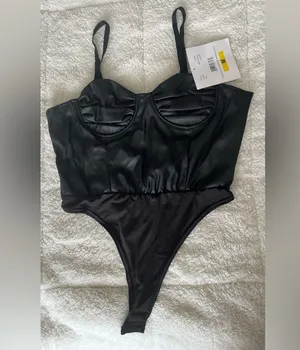 Leather PU bodysuit, spandex in the bottom. Size M thumbnail 1